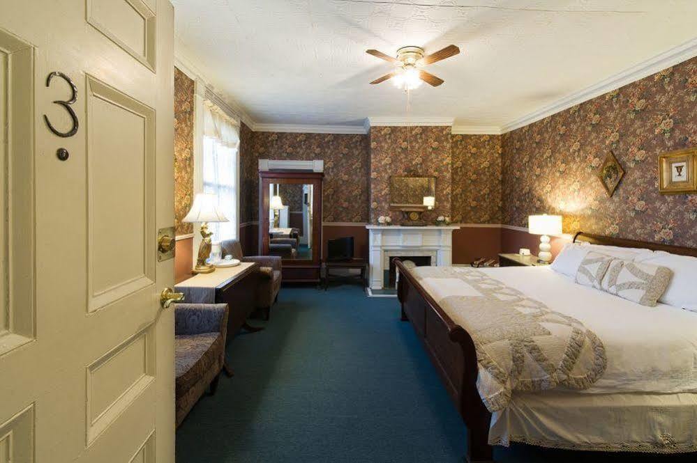 Rogues Harbor Inn Lansing Exterior foto